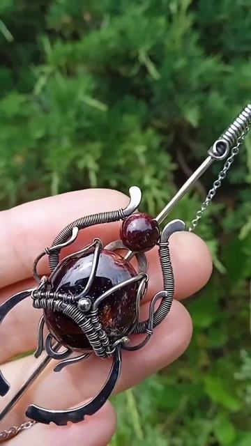 Скарабей (брошь-игла с гранатом) #вгостяхуфеечки #wirewrap #jewellery смотреть онлайн