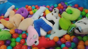 цифры лор 1 и 2, буква алфавита лора P играют и катаются в детской коляске, алфавит лор, лора, lore