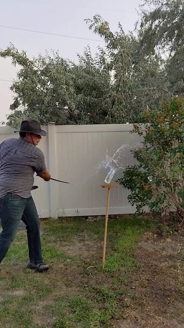 Slow Motion Cut Test - United Cutlery Honshu Black Damascus Boshin Wakizashi Vs. a Water Bottle смотреть онлайн