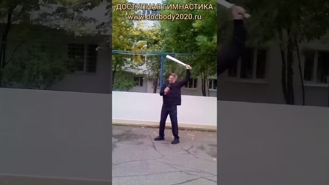 Упражнения со стальным кнутом Цинь Цюн на спортплощадке (13)