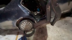 Jetta 5 , как откачать грязный бензин с бензобака, часть 1.