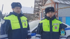 В Белгородской области автоинспекторы помогли женщине выбраться из разрушенного дома