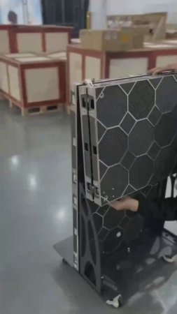 Мобильный складной четырëхсекционный светодиодный экран с малым шагом пикселя - постер видеопилон