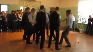 ШКОЛЬНИКИ НА ВЫПУСКНОМ ТАНЦУЮТ ХАРДБАСС