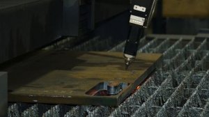 Работа поворотной головы на станке лазерного раскроя