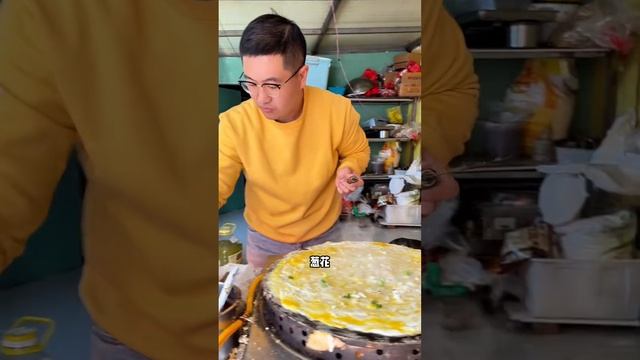 科班出品：双蛋煎饼果子4元#煎饼果子来一套 #一种很新的煎饼果子吃法 #城市里的烟火气 #花式煎饼 #煎饼果子