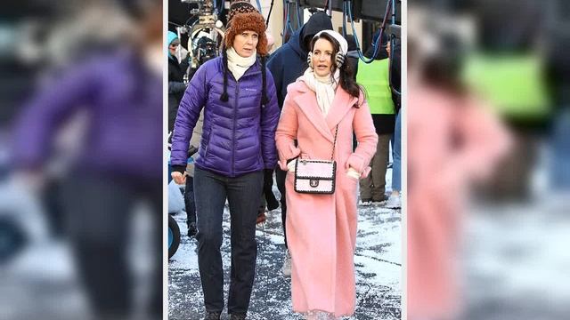 Kristin Davis, Cynthia Nixon film FAKE blizzard for And Just Like That смотреть онлайн