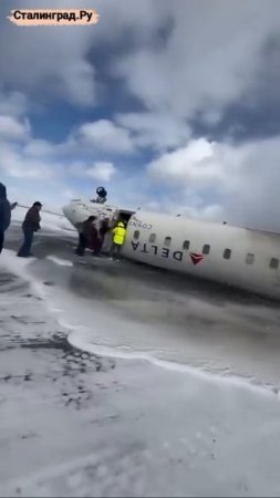 Самолёт Delta Air Lines в Торонто мог перевернуться при посадке из-за сильного ветра