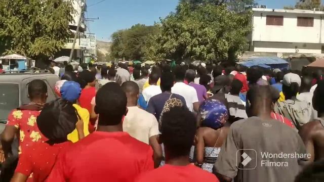 Manifestasyon polisye yo nan vil sen mak jodi a mete anpil moun deyò смотреть онлайн