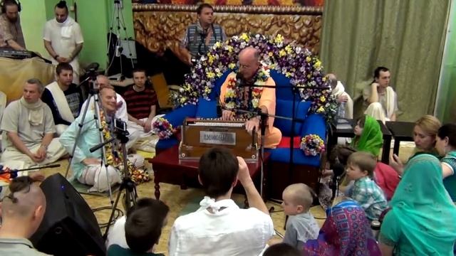 05 05 17 Гаура арати и киртан смотреть онлайн