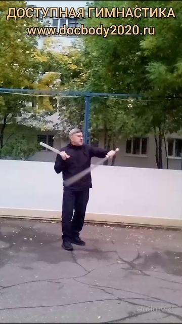 Упражнения со стальным кнутом Цинь Цюн на спортплощадке (6)