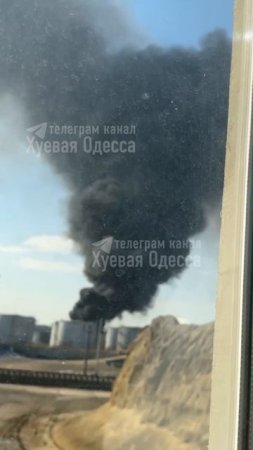 🇺🇦🔥В Одессе горит нефтебаза на Известковой