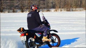 На мотоцикле по зимнему озеру. Bajaj Boxer по льду. Мотоспидвей