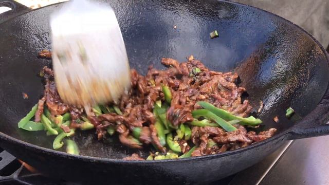 晚餐这样搭配：嫩滑的爆炒青椒牛肉丝&焦香味清炒手撕包菜，两道快手菜，做法简单！