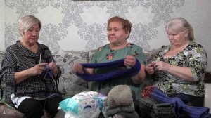 Жительницы Дёмского района вяжут носки для участников СВО.