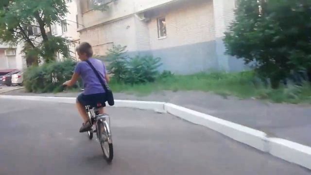 Куча велосипедов и след колёс смотреть онлайн