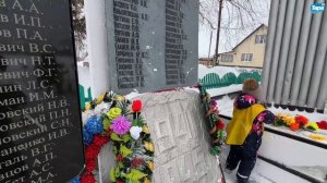 В Пологрудово волонтёры-дошколята чистят снег у памятника героям ВОВ (19.02.2025)