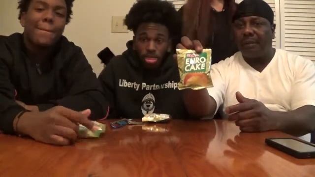 Americans Try Thai Snacks|EURO CAKE!? смотреть онлайн