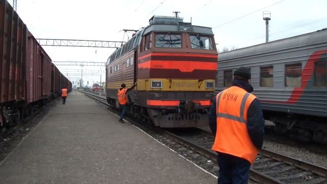 Электровоз ЧС4Т-450 прицепляется к поезду смотреть онлайн