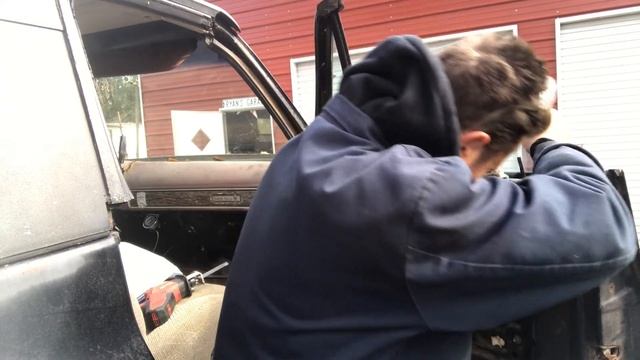 How to Replace a Window Regulator On a K5 Blazer or C10 Truck смотреть онлайн