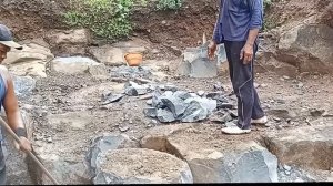 Строительство, один из самых сильных шахтёров раскалывает камни в ручную