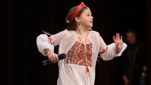 Юлиана Стажарина из группы СИЯЕМ поет сольную песню «Порушка-Параня»