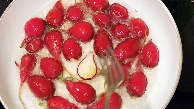 ТЕПЛЫЕ бутерброды с черри, творожным сыром и…. Жареной редиской😋