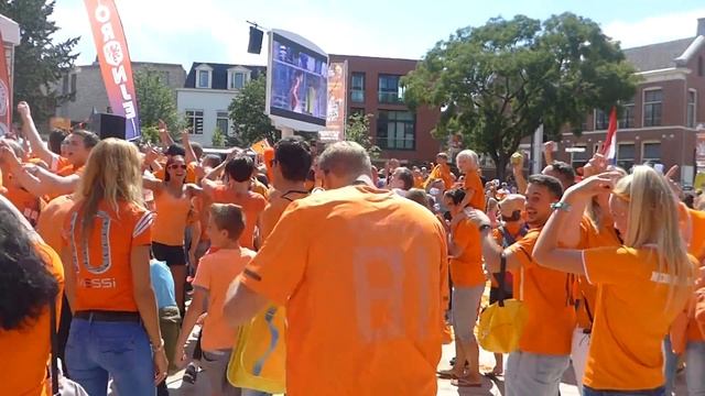 06/08/17 - UEFA Women's Euro Final 2017 - Dutch fans (1080p HD) смотреть онлайн