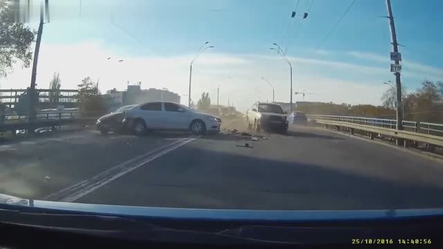 ОЛЕНИ НА ДОРОГЕ смотреть онлайн