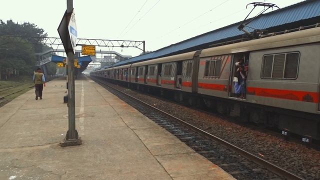 Over crowded EMU local train😨 passengers peeking out of the gate😱 смотреть онлайн