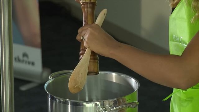 Healthy and Versatile Tomato Sauce from Ayesha Curry смотреть онлайн