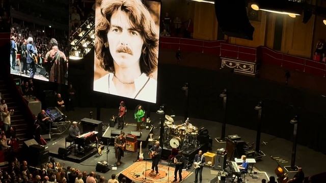 Eric Clapton "Give Me Love (Give Me Peace On Earth)" – Encore with Dhani Harrison смотреть онлайн