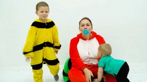 28 Ребенок няня кормит маму ухаживает за ней и укладывает спать