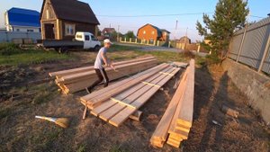 ЗОЛОТЫЕ нынче доски, объездил 5 пилорам, везде одни дрова. Естественная сушка древесины на участке