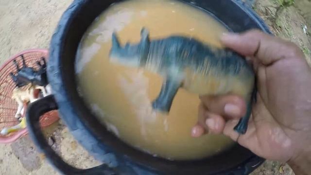 Find lots of animal toys mud and clean them, elephant, horse, crocodile, panda, rhino, camel, zebra смотреть онлайн