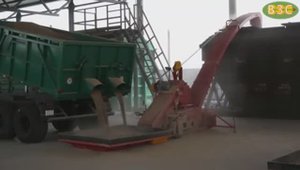 Разгрузчик вагонов-хопперов РВХ-90 в работе. Республика Беларусь.