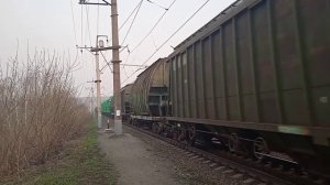 2ЭС6-1133 "Синара" с хопперами следует через о.п Комаровка.