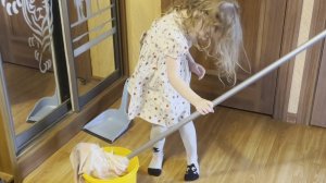 Тася моет полы. Юная помощница. Главное желание помочь.