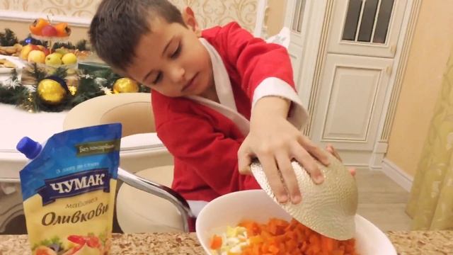 Готовим салат Оливье к новогоднему столу смотреть онлайн