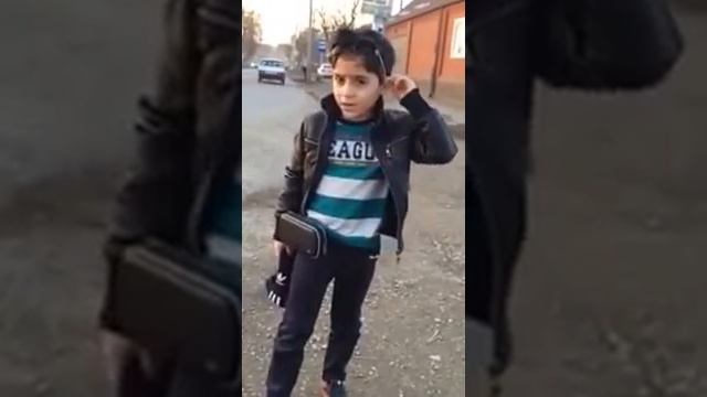 Чеченский мальчик танцует лезгинку.