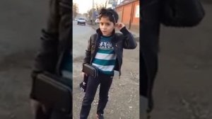 Чеченский мальчик танцует лезгинку.