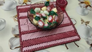 МК салфеточки - плейсмат. Плетение на пластиковой канве.