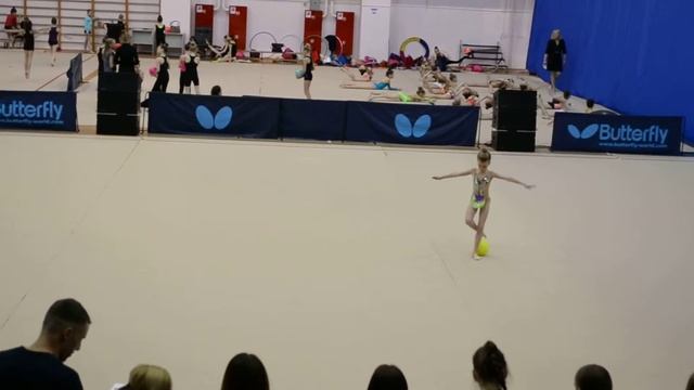 Юля Скорикова. Март 2018. Школьные соревнования. Мяч смотреть онлайн