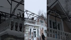 Навес над балконом с кровлей из поликарбоната