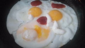 Яи́чница — блюдо, приготовляемое на сковороде из разбитых яиц