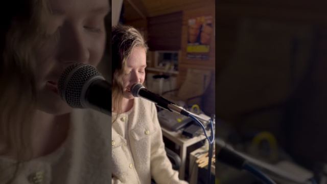 Небольшой кавер на невероятно атмосферную и трогательную песню Владимира Преснякова «Белый снег»🤍 смотреть онлайн