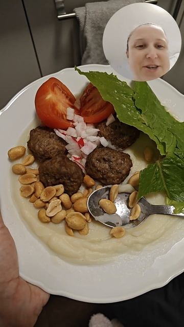 Дочка попросила на обед котлетки пюре редис помидор лист салата арахис смотреть онлайн