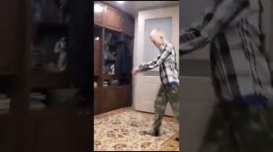 за окном девочка в бежевом платьице...