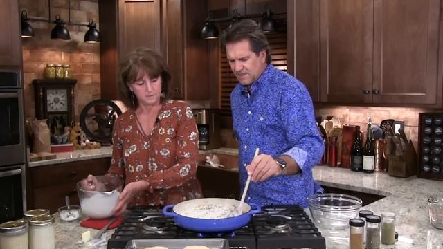 Cracklin Biscuits with Sausage Gravy and Homemade Cinnamon Rolls (#1207) смотреть онлайн