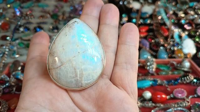Украшение из беломарита.